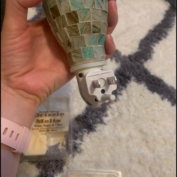 Wall Plug In with Scents Included - Picture 5 of 8